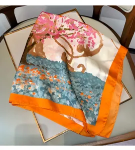 Sciarpa quadrata in seta con stampa artistica di alberi e bordo arancione vivace per donna.