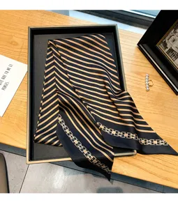Schwarzer und goldener gestreifter Kunstseide Schal, eleganter Haarschmuck und Halstuch.