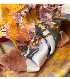 Elegante foulard donna stampa floreale effetto seta sciarpa moda accessorio viaggio primavera