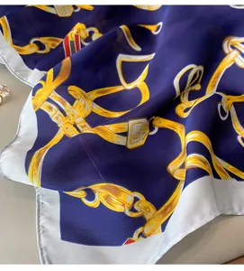 Donna moda foulard in seta blu scuro con elegante stampa a catena dorata scialle