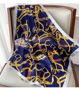 Foulard quadrato blu con stampa morso di cavallo dorato, elegante fazzoletto da collo donna.