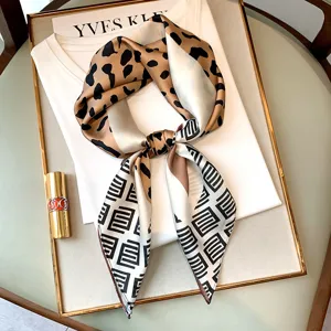 Elegante foulard quadrato in seta con stampa leopardato per donne, fascia per capelli 70x70cm.