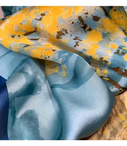 Primo piano della sciarpa effetto seta, stampa floreale astratta artistica, drappeggio.