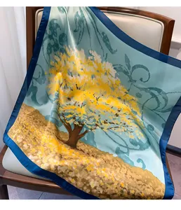 Elegante foulard quadrato in seta sintetica con stampa di alberi gialli e bordo blu chic.
