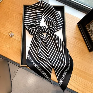 Schicker schwarz-weißer, gestreifter Seiden-Look Twilly Schal für Hals, Haar oder Handtasche.