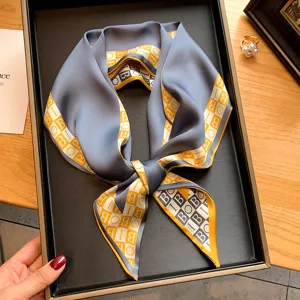 Foulard en soie artificielle gris-bleu chic avec imprimé de lettres stylé pour l'automne.