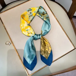 Foulard in seta con stampa astratta da donna, elegante sciarpa e bellissimo accessorio chic.