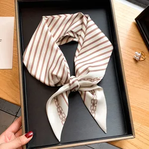 Schicker Seidenschal mit Streifen und Kettenprint, stilvolles Halstuch für Damen.