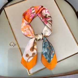 Foulard in finta seta stampato da donna, sciarpa quadrata floreale di moda per primavera estate.