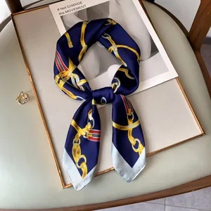 Elegante fazzoletto quadrato di seta blu scuro con stampa catena e cintura di lusso.