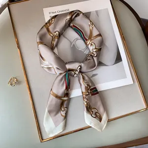 Elegante foulard da donna in seta con motivo a catena e design a righe alla moda.