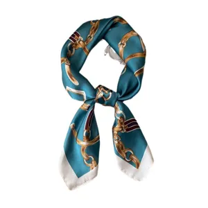 Elegante foulard quadrato in seta verde acqua con stampa a catena dorata, accessorio chic.