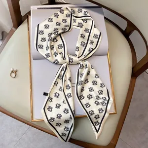 Elegante foulard in seta bianca sottile con bordo nero e stampa monogramma retrò.