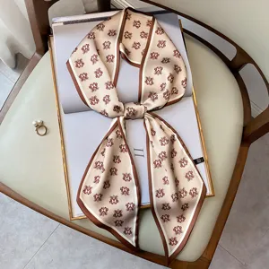 Foulard in seta chic con stampa monogramma, ideale come accessorio per collo, capelli o borsa.