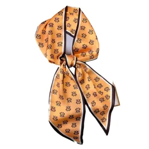 Elegante foulard twilly in seta arancione con stampa monogramma marrone da donna.