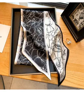 Chic foulard étroit imprimé floral noir et blanc style soie pour femmes élégantes.