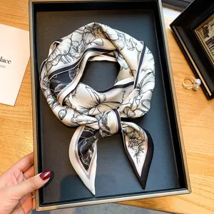 Écharpe en satin floral noir et blanc chic, petit foulard polyvalent pour femmes.