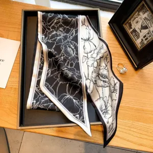 Foulard twilly en soie à imprimé floral noir et blanc, élégant ruban pour cheveux ou sac.