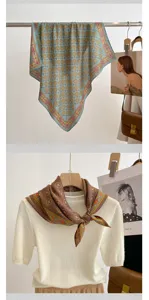 Vista dettagliata del foulard quadrato in cotone e lino con motivo a catena geometrica.