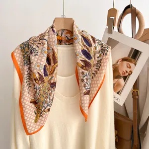 Sciarpa quadrata con stampa floreale da donna alla moda, elegante fazzoletto e scialle.