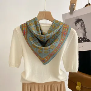 Elegante foulard quadrato da donna con motivo a catena vintage, accessorio moda chic.