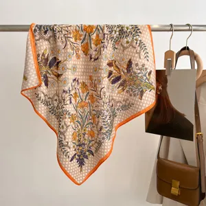 Elegante foulard quadrato con stampa floreale, bordo arancione e motivo a quadri.