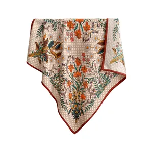 Elegante foulard quadrato da donna con stampa floreale, fazcollo botanico chic con bordo rosso.