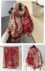 Vista dettagliata sciarpa effetto cashmere donna autunno inverno, scialle paisley rosso.