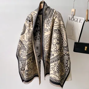 Morbida sciarpa in finto cashmere, stampa barocca nera e bianca, calda e spessa sciarpa donna.