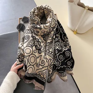 Chic sciarpa invernale effetto cashmere con motivo retrò e dettagli fringe eleganti.