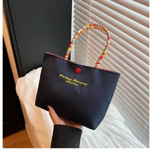 Sac cabas mini en toile style coréen détail, anses tressées colorées, sac à main chic quotidien.