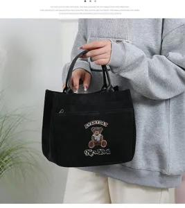 Grand sac cabas en toile avec patch d'ours stylisé, idéal pour les trajets quotidiens et loisirs.