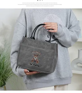Sac cabas en toile PU grise avec patch d'ours mignon, grand sac à main quotidien pour femmes.