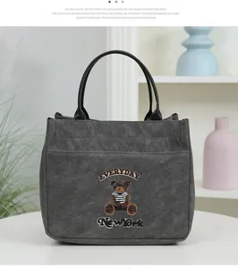 Sac a main decontracte en cuir PU gris fonce avec patch ours pour travail et usage quotidien.