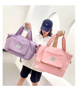 Dettaglio della grande borsa da viaggio, borsa a mano portatile per brevi viaggi e fitness.
