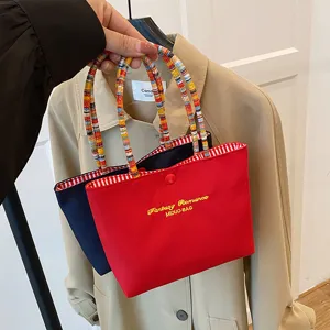 Sac cabas en toile avec poignées tressées colorées, mini sac portable élégant.