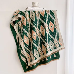 Echarpe jacquard geometrique retro automne hiver chaude et elegante avec franges pour femmes.