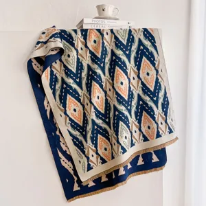 Écharpe jacquard géométrique rétro et châle polyvalent avec détails de franges.