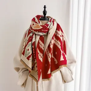 Vue détaillée du foulard jacquard géométrique rétro d'hiver avec franges et châle chaud.