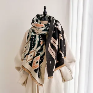Vue rapprochée et détaillée de l'écharpe en jacquard géométrique avec de belles franges.