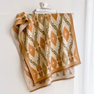 Détail d'écharpe jacquard géométrique rétro colorblock, châle chaud d'automne hiver avec franges.