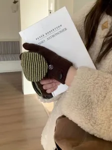 Primo piano di guanti marroni in maglia senza dita con dettaglio di risvolto a righe inverno.