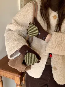 Guanti invernali in maglia convertibili con patta a righe retro e design vintage.