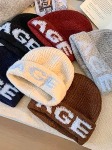 Bonnet d'hiver douillet en tricot avec lettres AGE duveteuses, bonnet chaud femme.