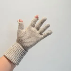 Gants tricotés sans doigts vue détaillée, accessoire d'hiver confortable en laine.