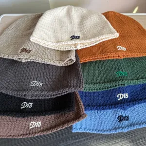 Koreanischer Stil bestickter Buchstabe Strickmütze Beanie, vielseitige warme Wintermütze Detail.
