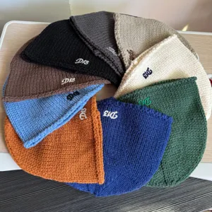 Koreanische gestrickte Mütze für Damen, warme Winter Wollmütze mit stilvoller Stickerei.