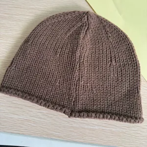 Braune Strickmütze für Damen, Herbst Winter lässig warme Beanie Mütze weiche Detailansicht.
