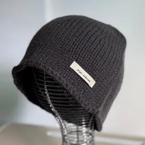 Dunkelgraue Strickmütze für Damen, stylische Herbst Winter warme Beanie Mütze Freizeit Design.