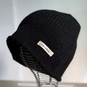 Schwarze Strickmütze für Damen, Herbst Winter lässige warme Beanie Mütze mit Webetikett.